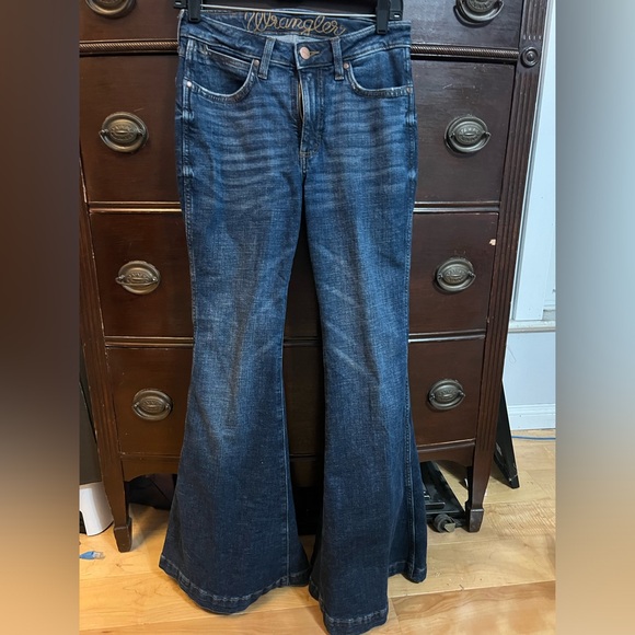 Wrangler high-wasted retro flare jeans - Picture 1 of 3
